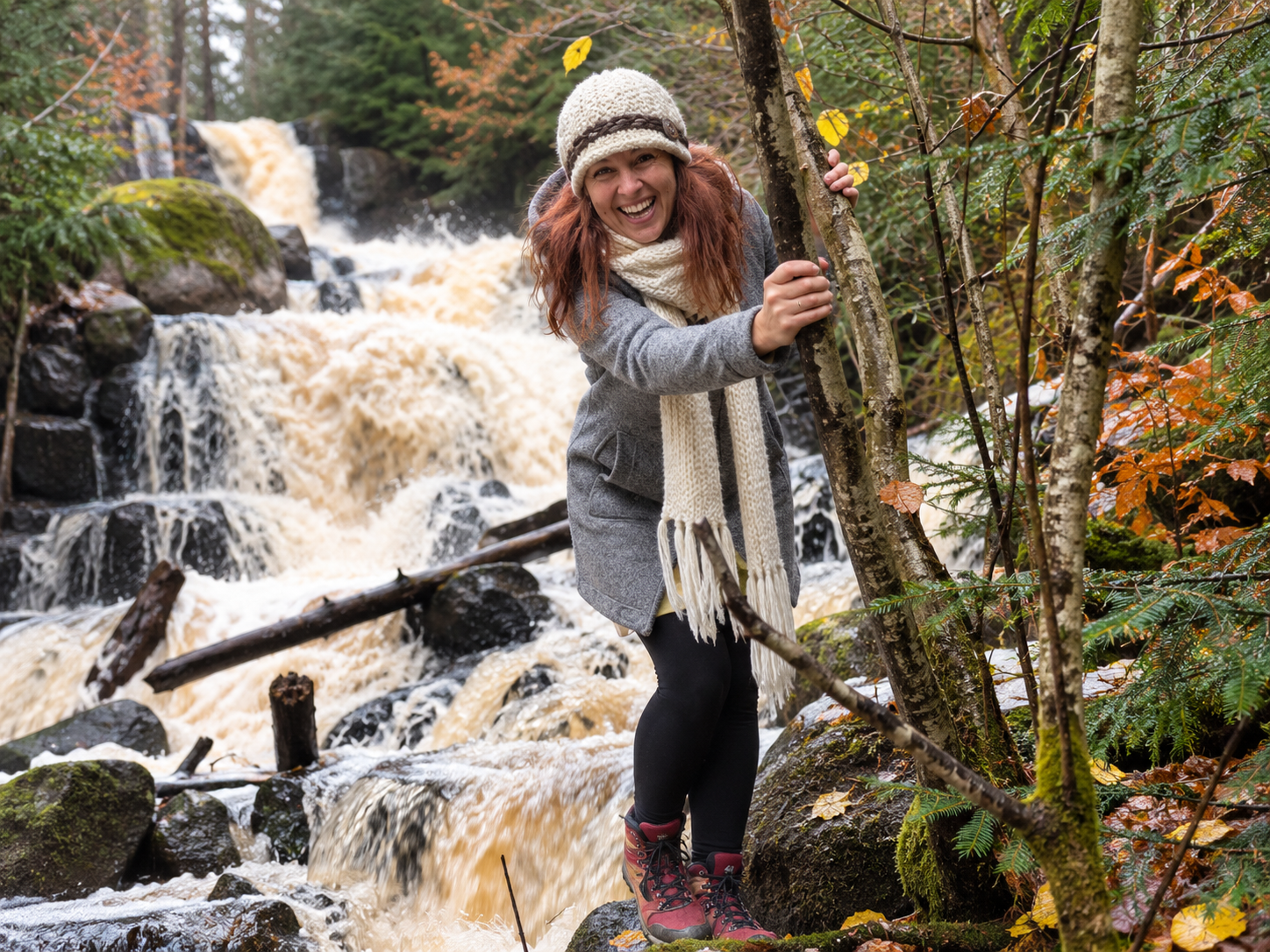 Elisabeth Halme i naturen – en bild av livsglädje, frihet och att hitta tillbaka till sig själv.